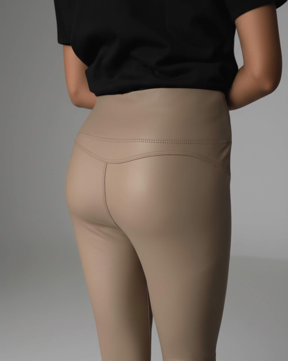 Beżowe legginsy M.Sara z eko skóry z push up