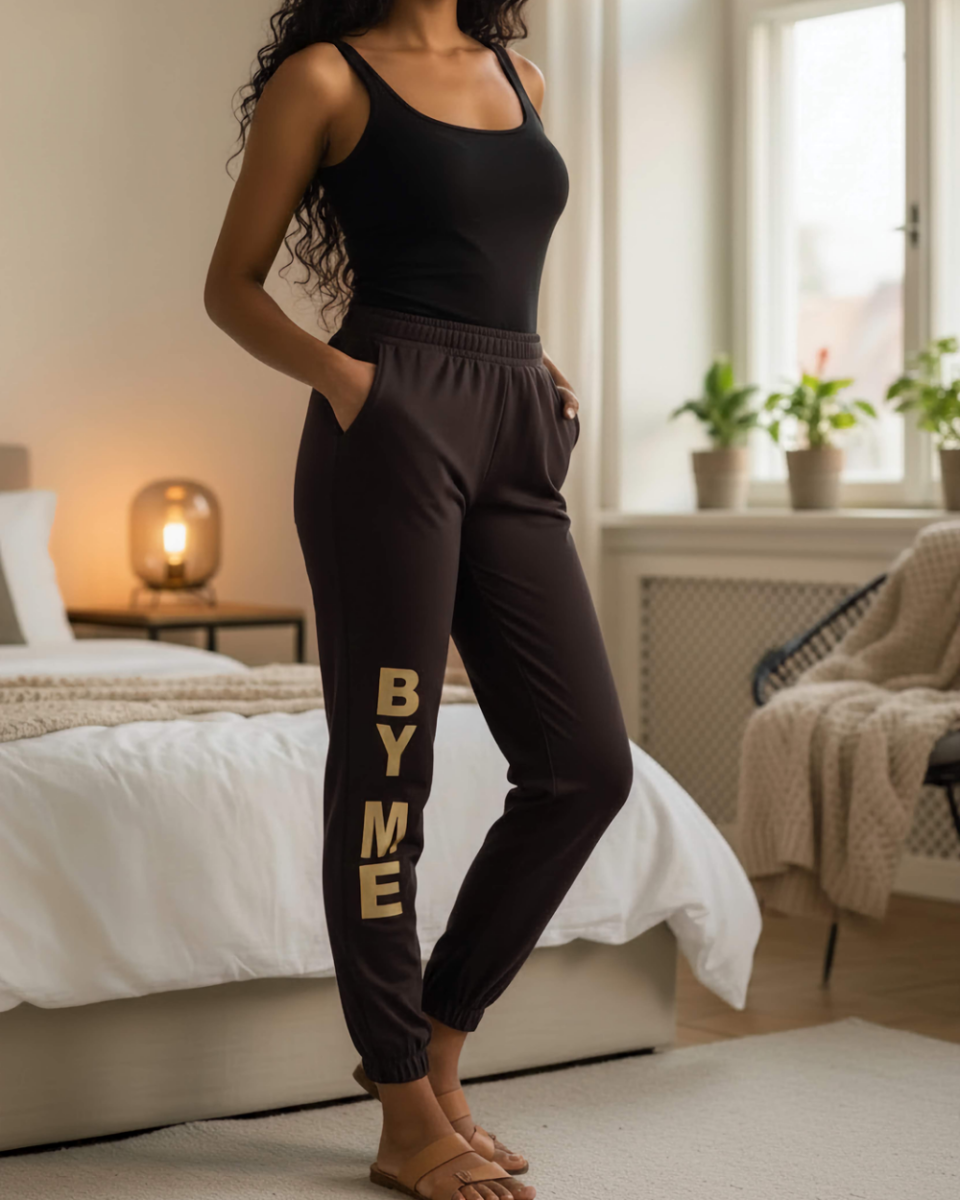 Czekoladowe spodnie joggery By Me z logo