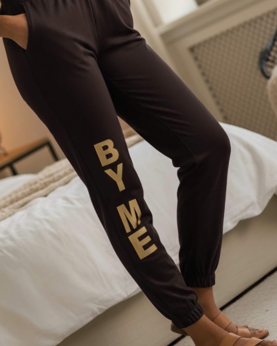 Spodnie joggery z logo By Me czekoladowe