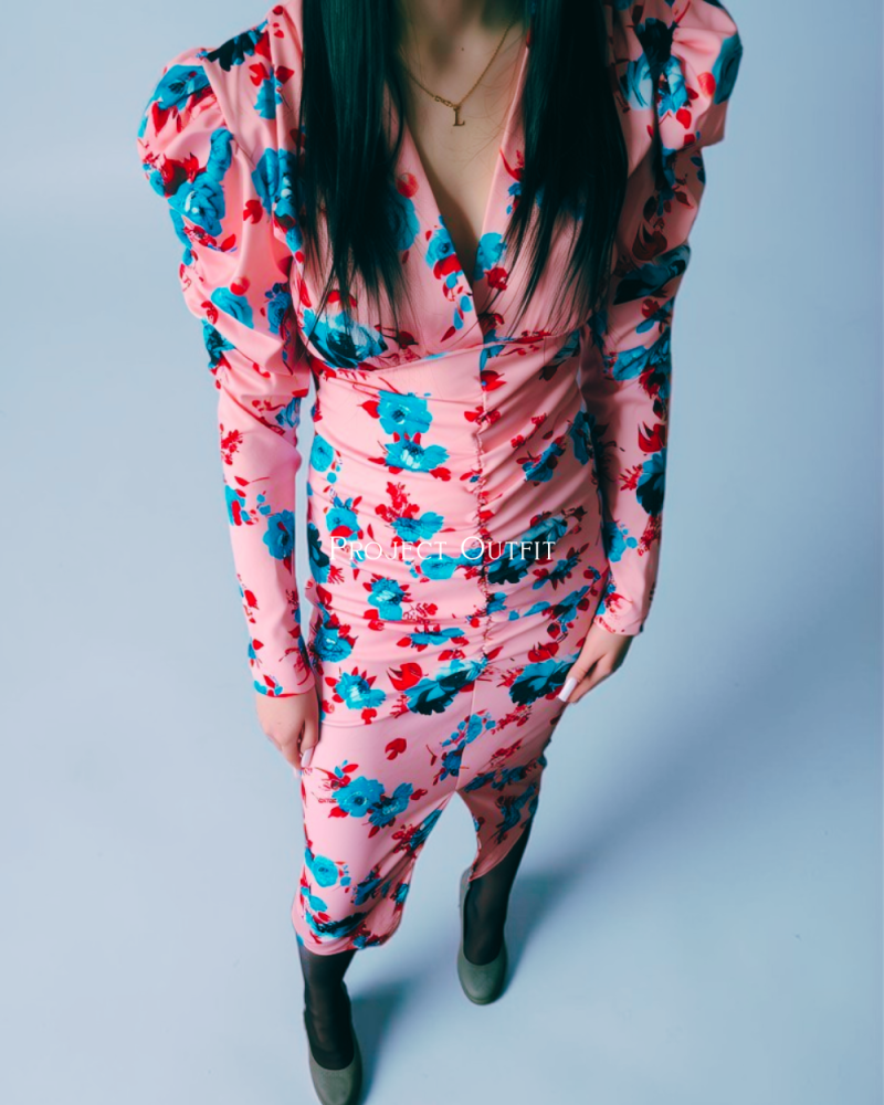 rozowa_elegancka_sukienka_midi_kwiaty