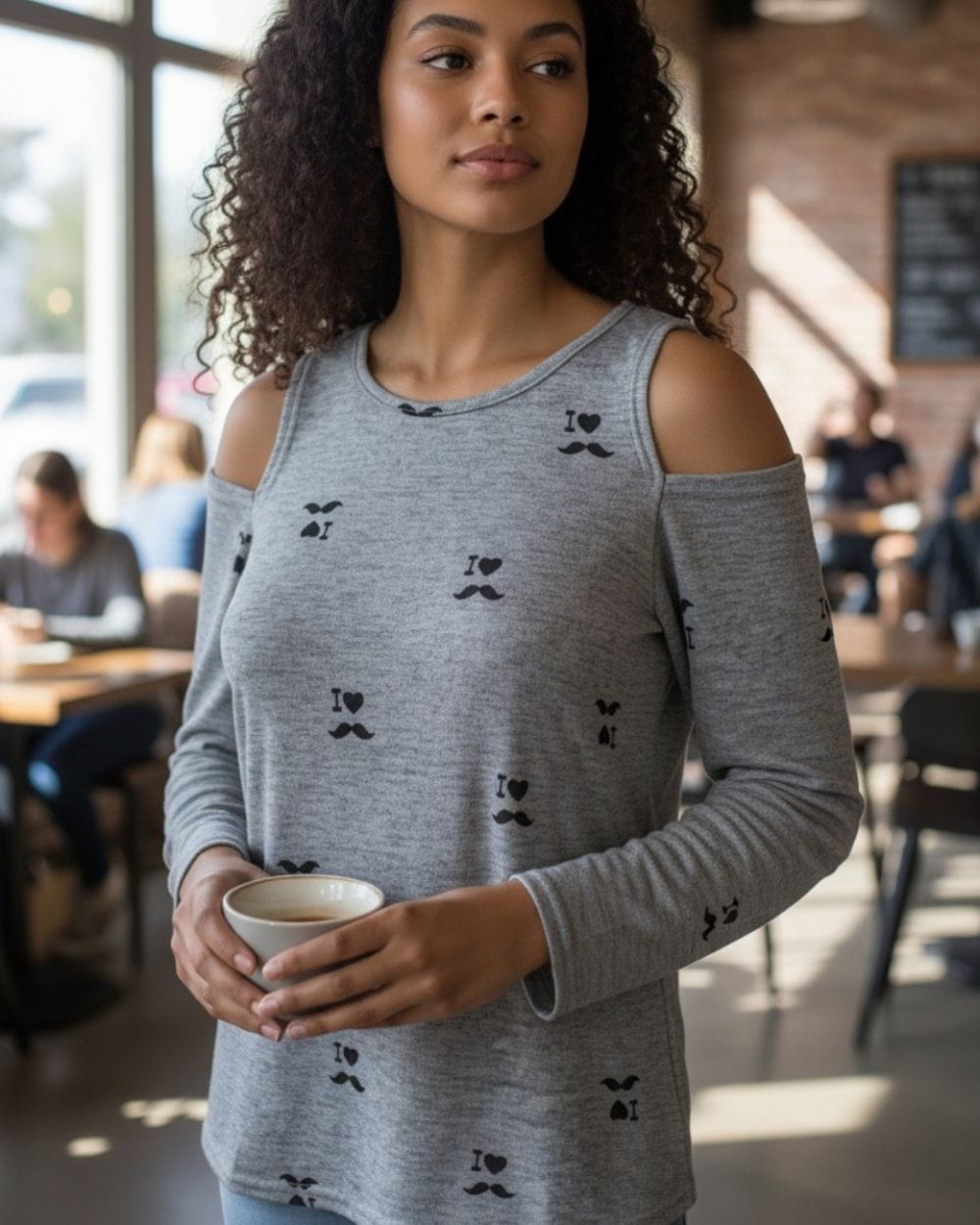 Bluzka damska cold shoulder w delikatny wzór z serduszkami.