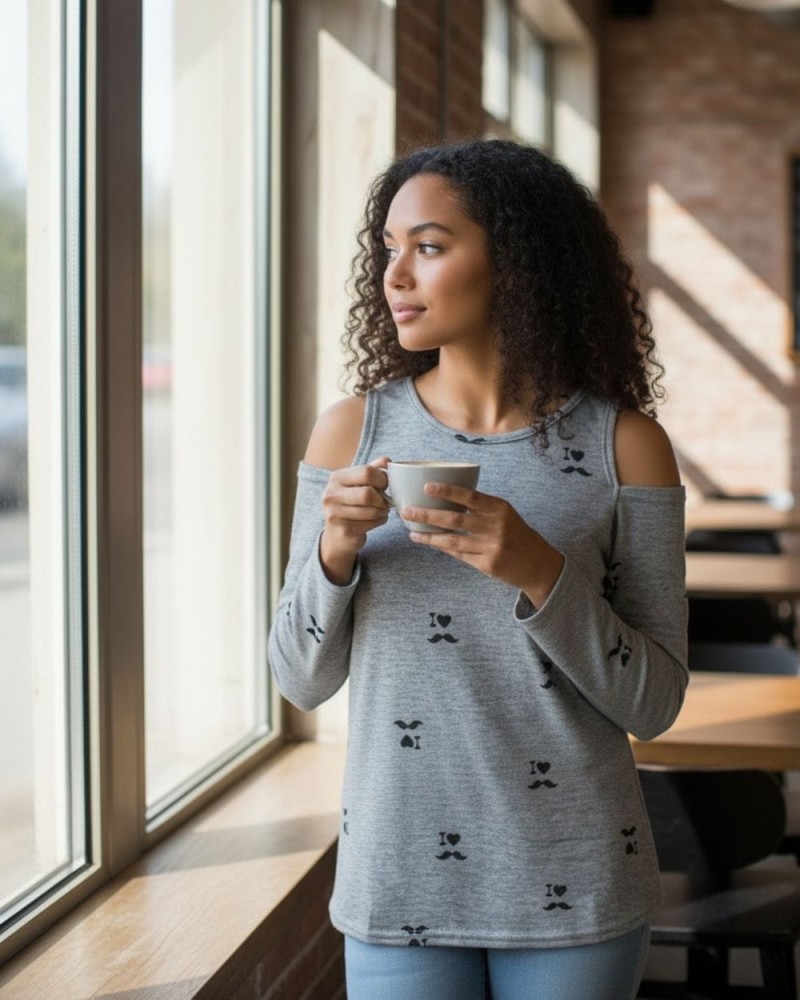 Szara bluzka damska cold shoulder z wzorem z serduszkami