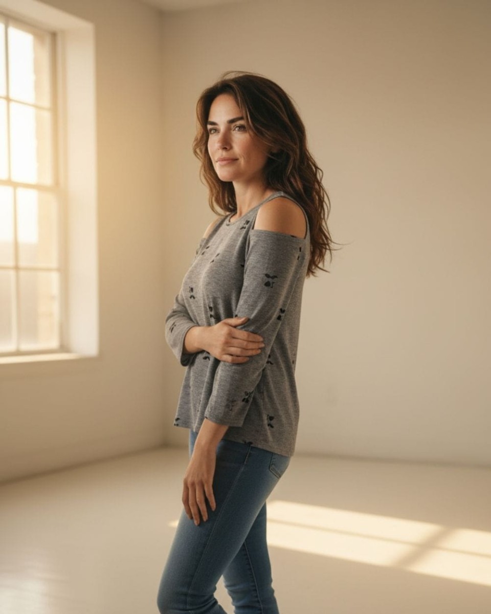 Szara Bluzka damska cold shoulder w delikatny wzór z serduszkami.