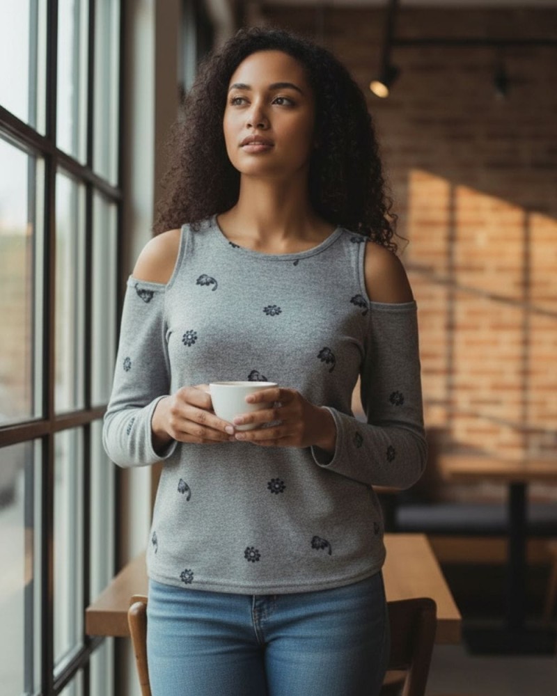 Szara bluzka damska cold shoulder z motywem florystycznym w czarnym kolorze.