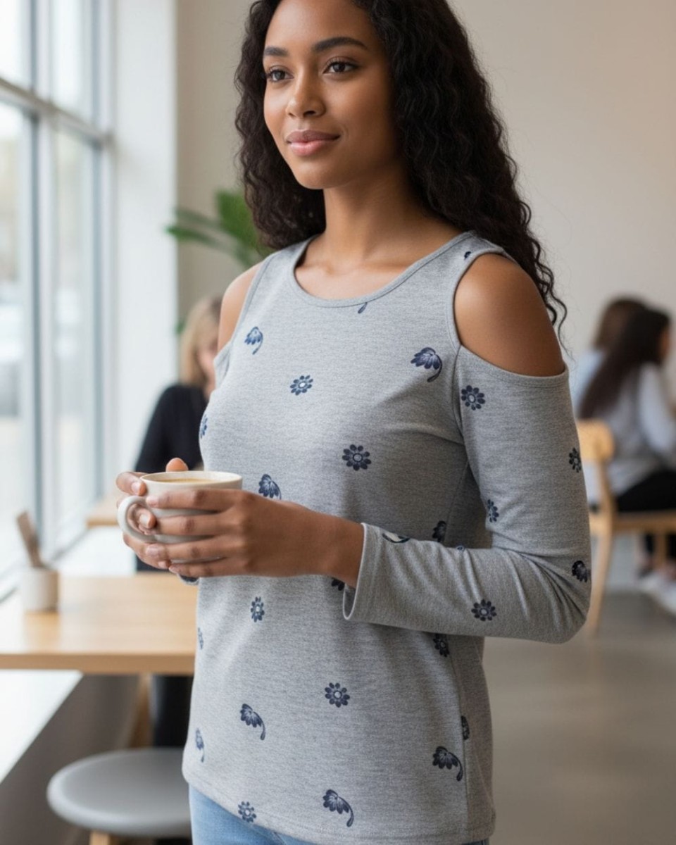 Szara bluzka damska cold shoulder z motywem florystycznym w granatowym kolorze.