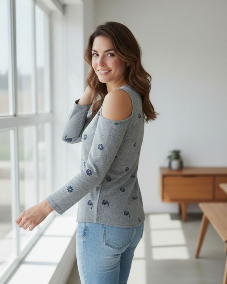 Szara bluzka damska cold shoulder z granatowym motywem florystycznym.