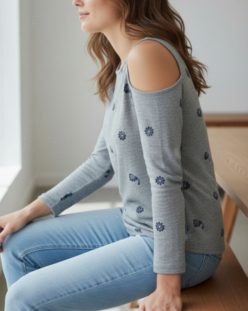 Szara bluzka damska cold shoulder z granatowym, kwiatowym wzorem.