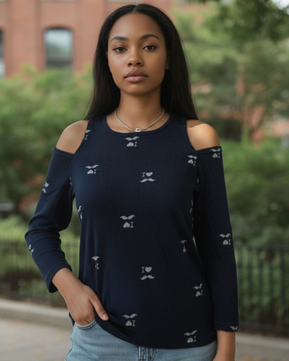 Granatowa bluzka damska cold shoulder z delikatnym wzorem