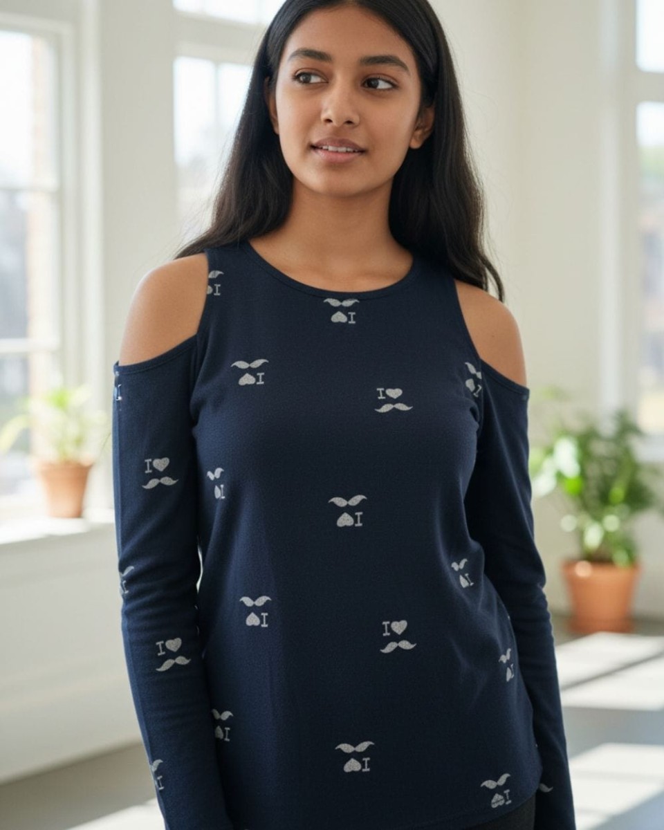 Granatowa bluzka damska cold shoulder z wzorem serduszek.