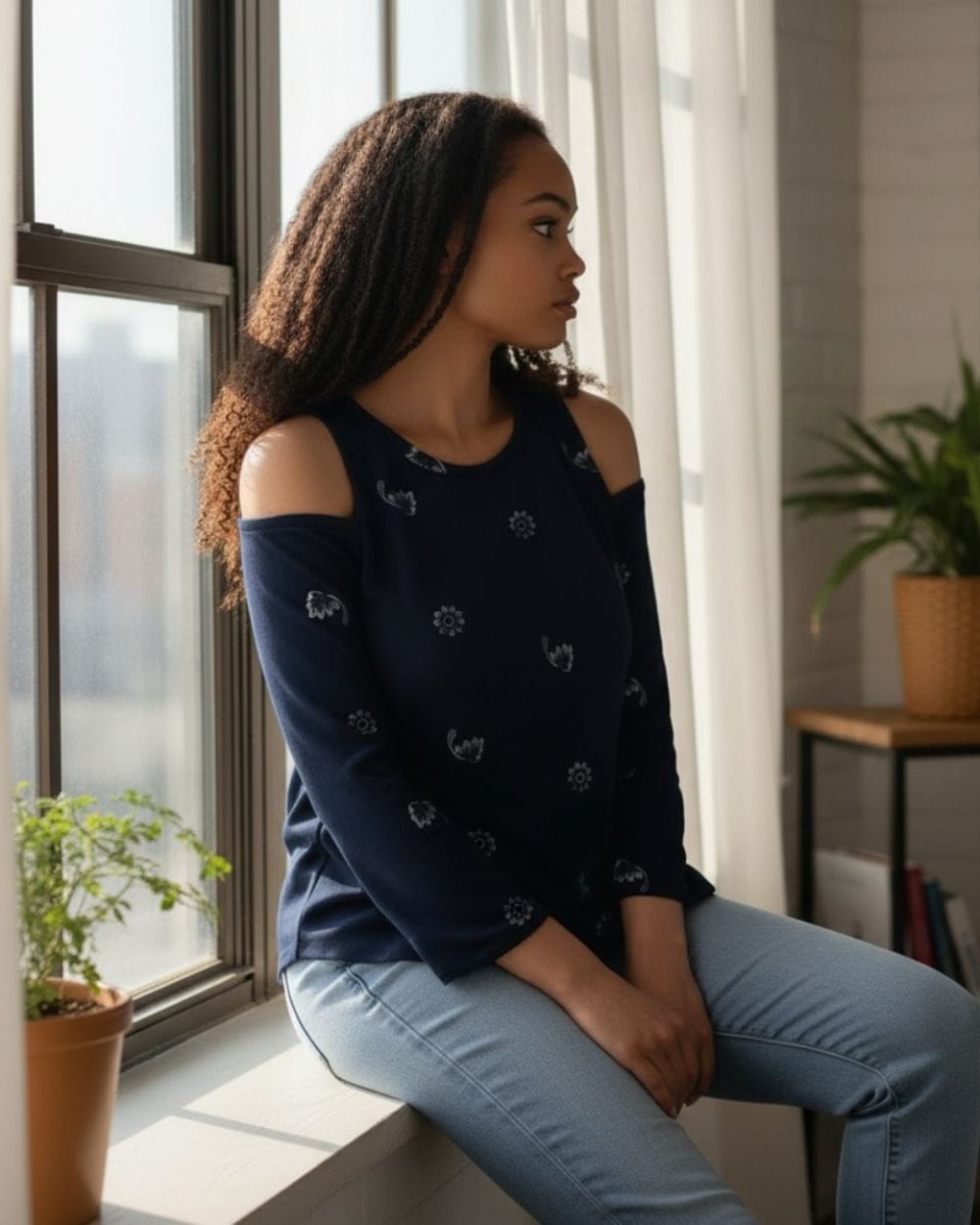 Bluzka z delikatnym kwiatowym wzorem, granatowa z wyciętymi ramionami