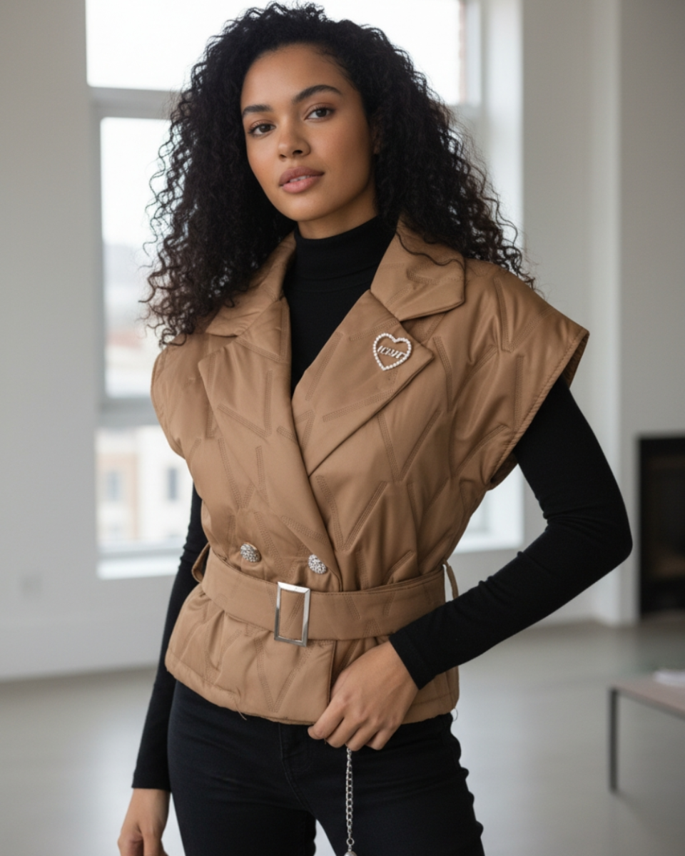 Jasno brązowa pikowana kamizelka z paskiem i broszką