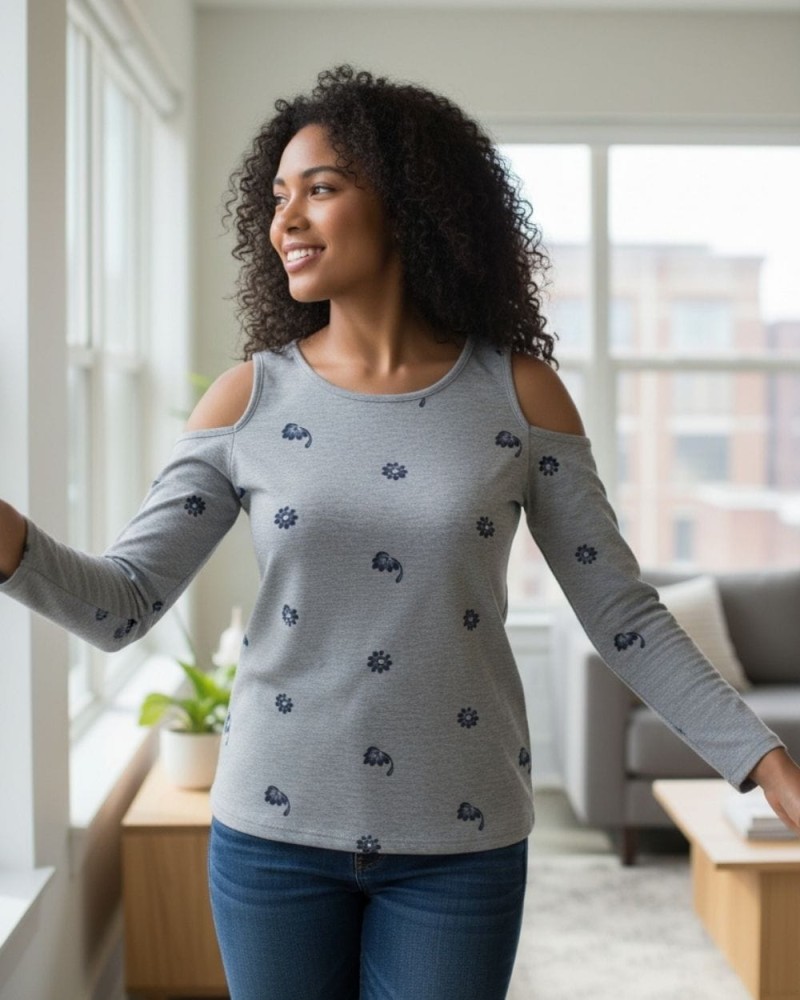 Szara bluzka damska cold shoulder z motywem florystycznym.