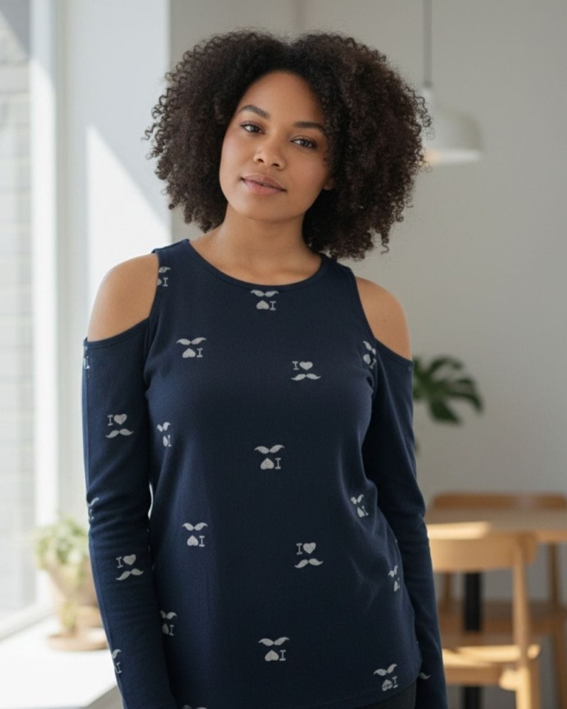 Bluzka damska z wycięciami na ramionach i ozdobnym, delikatnym wzorem z serduszkami.