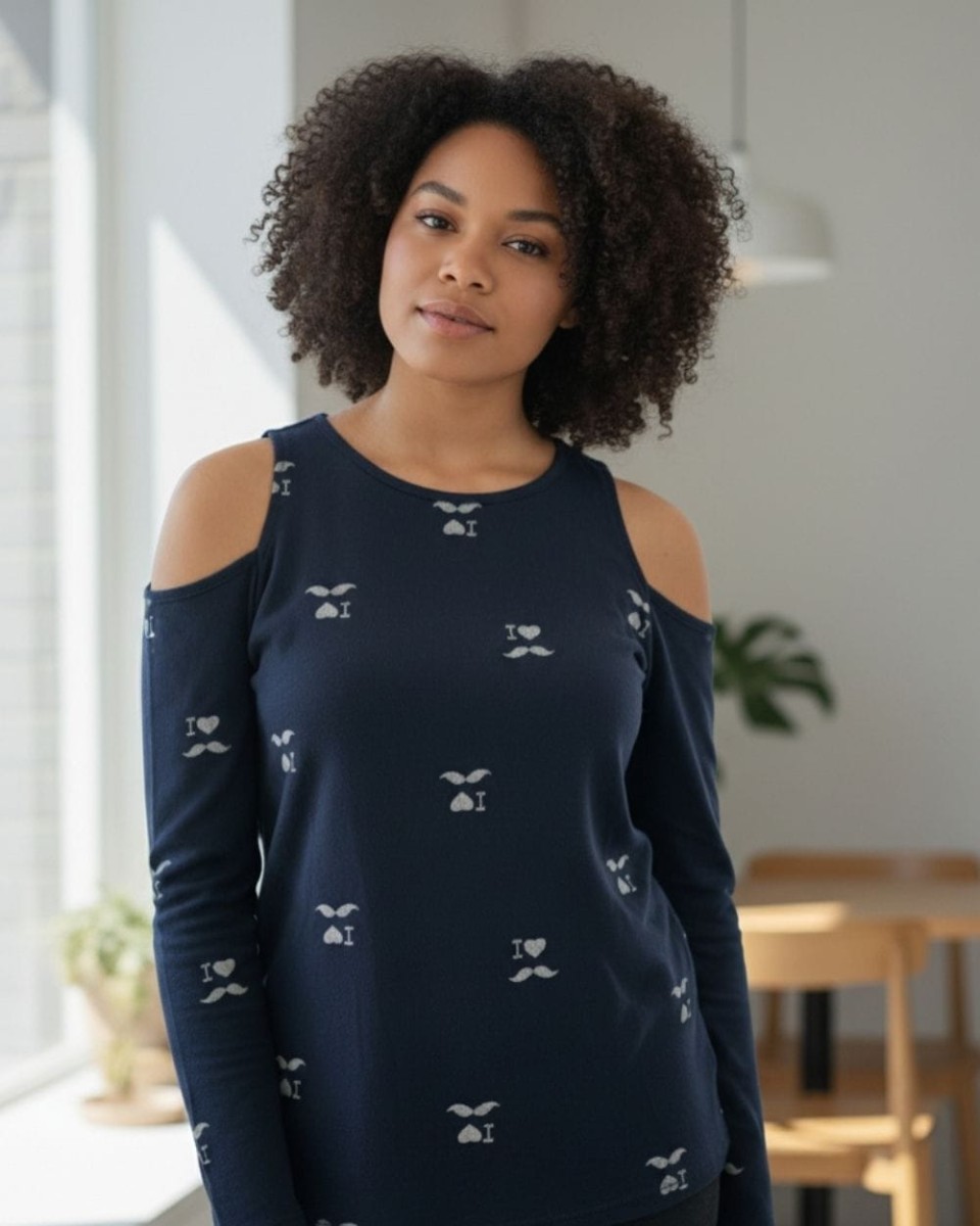 Bluzka damska z wycięciami na ramionach i ozdobnym, delikatnym wzorem z serduszkami.