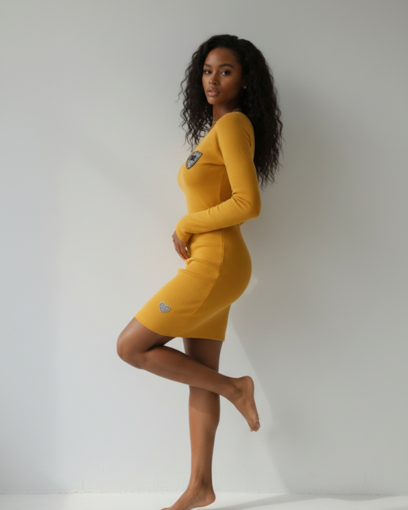 Prążkowana sukienka musztardowa z cyrkoniową aplikacją.